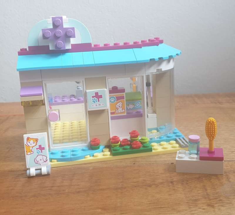 LEGO Friends Vet Clinic Incomplete Set